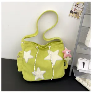 Détail du sac cabas en velours côtelé avec étoiles en peluche et pendentifs mignons