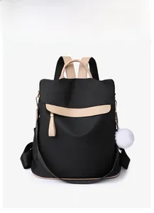Vue de face d'un sac à dos léger en nylon noir avec poignées beiges et pompon décoratif