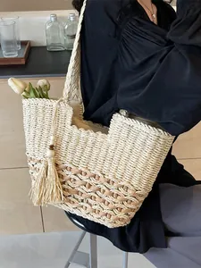 Bolso tote bohemio de paja tejida con borlas y diseño único de apertura escalonada