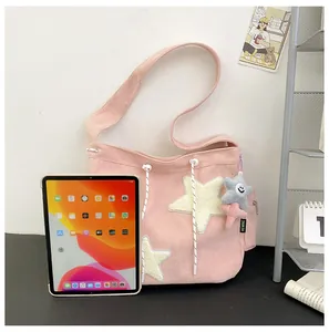 Détails du sac fourre-tout en velours rose avec écusson étoile et pendentif en peluche