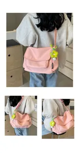 Roze waterdichte nylon schoudertas met zonnebloemhanger en brede verstelbare schouderband