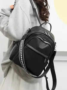 Zaino versatile in pelle PU nera con tracolla geometrica e dettagli in metallo argento