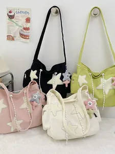 Sac fourre-tout mignon en velours côtelé avec patch étoile et breloque fleur en quatre tons