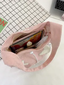 Sac cabas en velours côtelé rose avec motif étoile montrant sa grande capacité