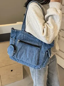 Grande borsa a tracolla in denim blu con tasca esterna e portamonete rotondo rimovibile