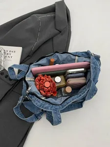 Grande borsa tote in denim blu con cerniera e interno spazioso per oggetti quotidiani