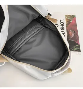 Innenansicht des Rucksacks mit großem Hauptfach und Innentasche mit Reißverschluss