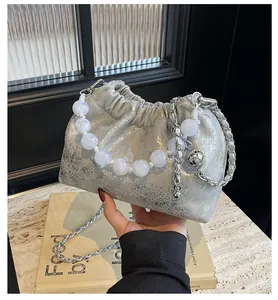Silberne strukturierte Wolken-Tasche mit großen weißen Perlengriffen und Kettenriemen