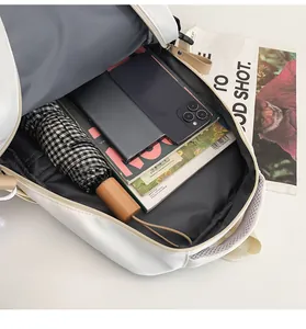 Draufsicht auf den weißen Rucksack mit großem Hauptfach, ideal für Bücher und Alltagssachen