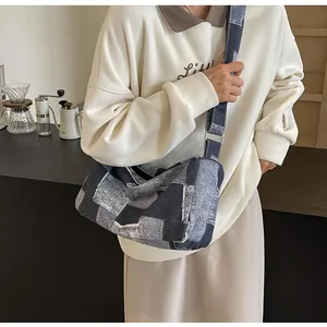 Detail einer blauen Denim-Patchwork-Umhängetasche mit verstellbarem Gurt im Café-Stil