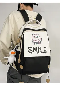 Detail eines schwarz-weißen Rucksacks mit lila Graffiti-Smile und Plüsch-Ente als Anhänger