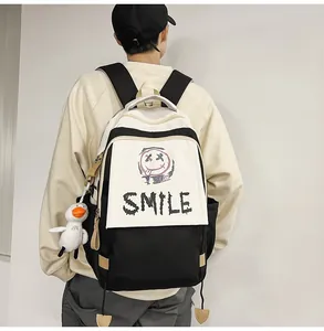 Detail eines trendigen Rucksacks mit Smile-Grafik und süßem Enten-Plüschanhänger
