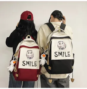 Rückansicht von Paaren mit großen Streetstyle-Rucksäcken mit Smile-Aufdruck