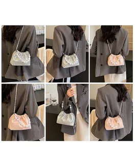 Detailansicht der Falten-Cloud-Taschen mit Perlengriffen in Silber und Rosa
