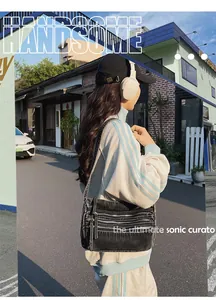 Λεπτομέρεια vintage τσάντας denim με τρία διαμερίσματα με φερμουάρ και ξεφτισμένες άκρες
