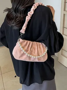 Rosa geraffte Cloud-Bag mit Perlenkette und Scrunchie-Riemen an der Schulter