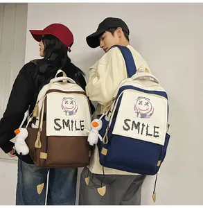 Detailansicht der Smile-Rucksäcke mit großem Fach und plüschigem Enten-Anhänger