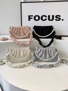 Geraffte Wolkentaschen mit Perlenketten in Rosa Schwarz Beige und Grau im Display