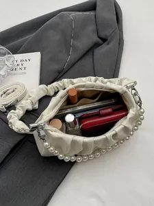 Schicke geraffte Cloud Bag mit Perlenkette und minimalistischem urbanem Design