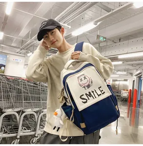 Detailansicht des blau-weißen Rucksacks mit SMILE-Graffiti und Enten-Stoffanhänger