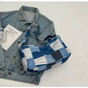 Detailaufnahme der Jeans-Umhängetasche mit Patchwork-Muster, Fransen und silberner Schnalle