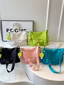Minimalistische canvas crossbodytas voor dames in vijf kleuren met bloemenhanger