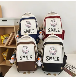 Detaillierte Sammlung von vier stylischen Canvas-Rucksäcken mit Smile-Icons und Entenanhänger