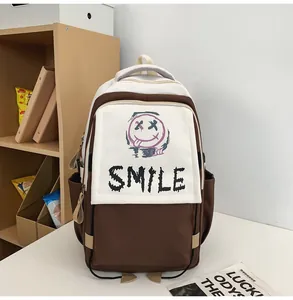 Detailaufnahme des stylischen Canvas Rucksacks mit Smile-Graffiti und verstärktem Griff