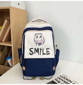 Detailansicht des blau-weißen Rucksacks mit Graffiti-Lächeln und SMILE-Aufdruck für Schüler