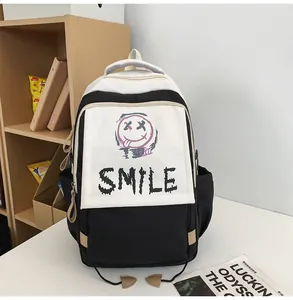 Detailansicht des schwarz-weißen Segeltuch-Rucksacks mit Smile-Print im Schul-Stil