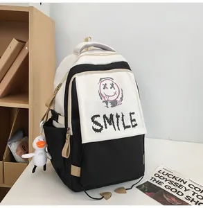 Detail eines minimalistischen schwarz-weißen Rucksacks mit Graffiti-Lächeln und Ente