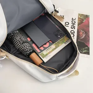 Geräumiges Hauptfach des weißen Rucksacks mit Platz für Bücher und Zubehör