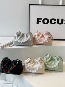 Geraffte Perlentaschen in Silber, Rosa, Schwarz und Grün mit Metallketten