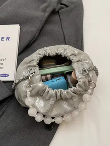 Hellgraue Metallic Beuteltasche mit weißen Perlen Griff und Kette für den täglichen Bedarf