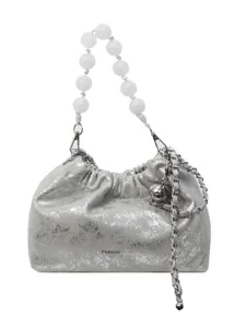 Silberne Falten-Eimertasche mit Perlengriff und modischem Schriftzug im modernen Stil