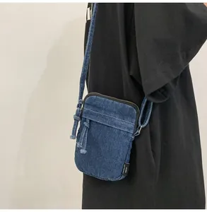 Πλάγια όψη της τσάντας denim ιαπωνικού στυλ με φερμουάρ και υφή από ύφασμα τζιν