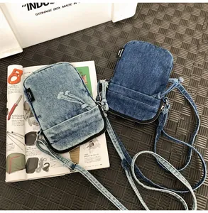 Λεπτομέρεια από vintage τσάντες χιαστί denim σε ανοιχτό και σκούρο μπλε με φούντες