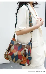 Dettaglio borsa a tracolla vintage con motivi geometrici colorati a cubi in 3D