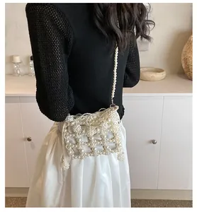 Détail d'un sac à bandoulière en perles fait main avec texture tissée et doublure satin