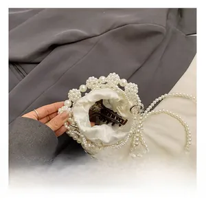 Détails du mini sac en perles avec doublure en satin montrant la capacité intérieure