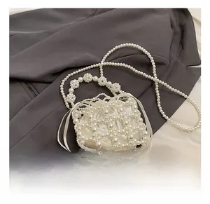 Vue détaillée du sac en perles fait main avec doublure en satin et bandoulière élégante
