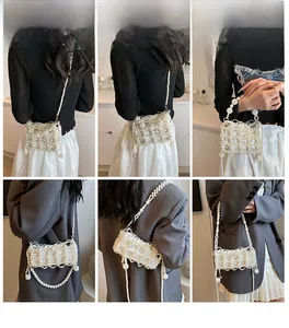 Collage de mannequin avec sac en perles tressé main et doublure en satin blanc chic