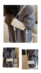Détail d'un sac à main en perles fait main avec ruban blanc élégant et bandoulière