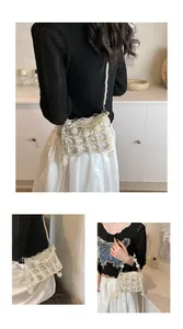 Détail du sac en perles blanches fait main avec doublure satin et bandoulière