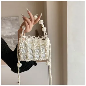 Détail du sac en perles fait main avec doublure en satin et poignée ronde en perles chic