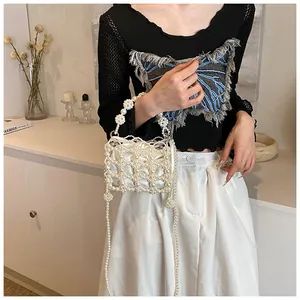 Détail du sac à main perlé fait main avec doublure en satin et chaîne élégante croisée