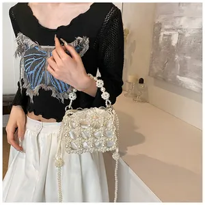 Détail d'un sac à main en perles fait main avec doublure en soie et texture tissée