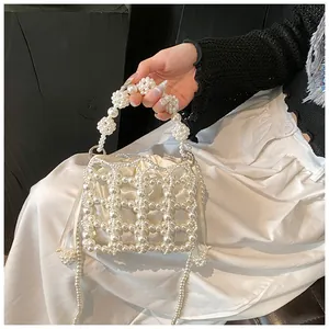 Détail du sac à main en perles blanches fait main avec perles tissées et doublure en satin