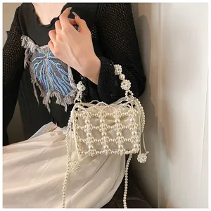 Détail d'un sac à main fait main en perles avec une pochette intérieure en satin
