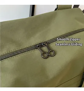 Detailansicht der glatten Metall-Ringreißverschlüsse an der olivgrünen Ripstop-Nylontasche